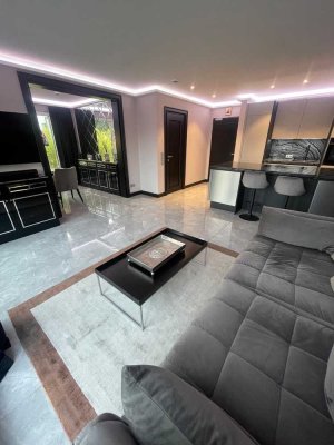 Luxuriöse möblierte Penthousewohnung mit riesiger Dachterrasse