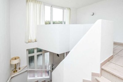Imposante Maisonette-Wohnung mit Haus-im-Haus-Charakter, 4 Balkonen, Doppelcarport und Sauna!