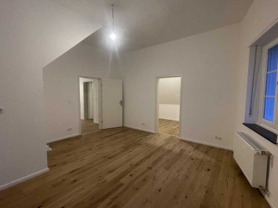 Großzügiges Wohnen in der City: 5 Zimmer, modernisiert, Balkon & Einbauküche