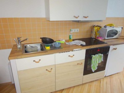 2-Zimmer-Wohnung im 1. OG * inklusive kleine Küchenzeile