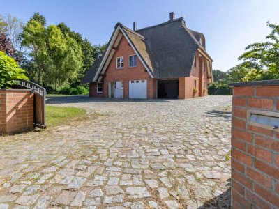 Reetdachhaus mit Charakter -                        modernes Wohnen in malerischer Umgebung