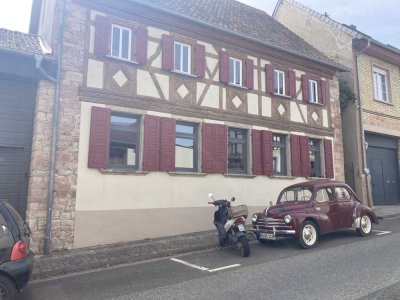 traumhafter, barocker Vierkanthof; man nennt das üblicherweise eine klassische, rein hessische Hofre