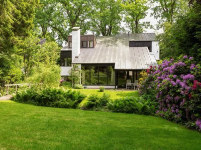 Einfamilienhaus mit Split-Level-Architektur  in Hanglage an der Susebek - courtagefrei