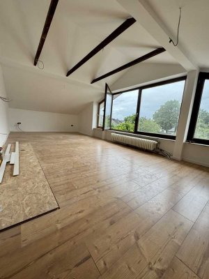 Erstbezug nach Komplettsanierung, einzigartige 2,5-Zimmer-DG-Wohnung in Neumünster Wittorf