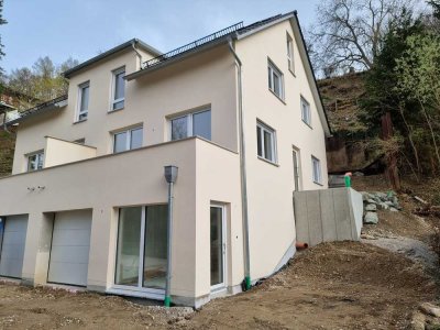 A+ Neubau Doppelhaushälfte mit drei Bädern und PV-Eigenstrom