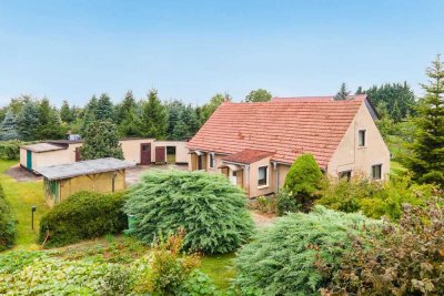 Ausbaupotenzial, Einbauküche, Nebengebäude, Garagen usw.: Einfamilienhaus am Feld in Neuhof