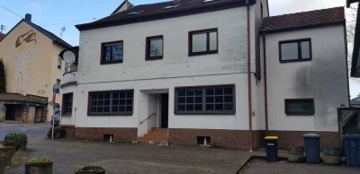 Mehrfamilienhaus mir 1 Gewerbe und 2 Wohnungen zur Miete
