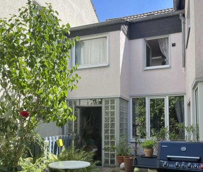 Charmant und Bezugsfrei! Einseitig angebautes EFH m. Anbau/Sonnengarten und Innenhof in Top-Wohnlage