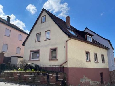 Einfamilienhaus mit Nebengebäuden in Neubrunn
