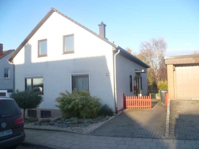 Modernisierte 3,5-Zimmer-Dachgeschosswohnung mit Balkon, Garten und EBK in Bochum
