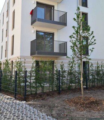 Schöne 2-Zimmer-EG-Neubauwohnung mit Südwest Terrasse und kleinem Garten in München Am Hart
