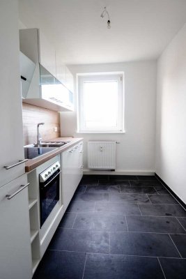 Großzügige Wohnräume und Balkon! - 2-Raum-Wohnung mit Einbauküche und Stellplatz!