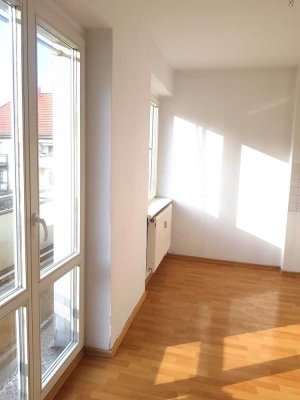Helle 4-Raum-Wohnung mit Balkon zu vermieten