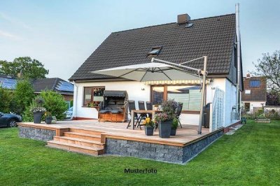 Einfamilienhaus mit Nebengebäude im Rohbau