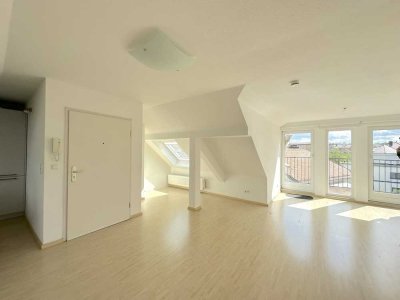 Helle 2‑Zimmer‑Dachgeschosswohnung mit Balkon und Einbauküche in begehrter ruhiger Innenstadtlage