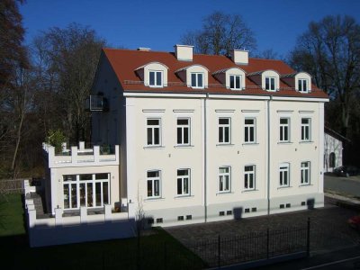 Geschmackvolle, historische 2 Zimmer-DG-Wohnung mit Balkon und EBK