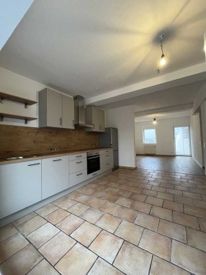 Erstbezug nach Sanierung: attraktive 2-Zimmer-Wohnung mit EBK und Terrasse in Viernheim