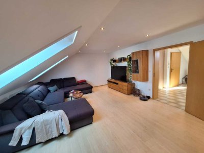 Schöne und sanierte 3,5-Raum-DG-Wohnung in Oberahrain/Essenbach