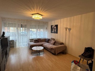 Gut geschnittene, helle Zwei-Zimmer-Wohnung mit 2 Balkonen in zentraler Lage