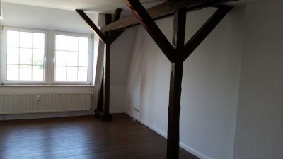 Ruhiges Haus und grüner Hof suchen Bewohner