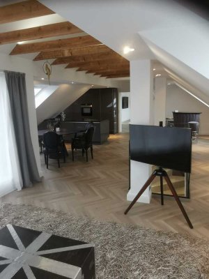 Exklusive 5-Raum-Maisonette-Wohnung mit luxuriöser Innenausstattung mit Balkon und EBK in Meerbusch