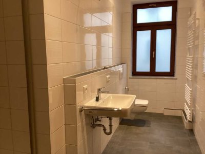 Einziehen und Wohlfühlen - 2 Zimmerwohnung mit Echtholztüren!