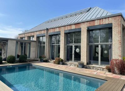 Stilvolle ehemalige Orangerie mit modernem Wohnkomfort und parkähnlichem Grundstück