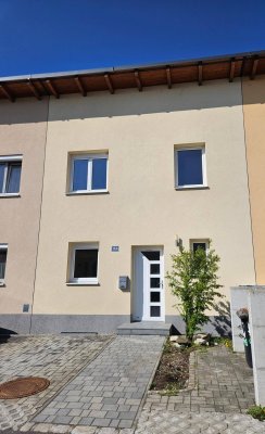 Reihenhaus mit Garten, Keller &amp; 2 Parkplätze in ruhiger Lage (BJ 2015)