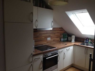 Neuwertige 3,5-Zimmer-DG-Wohnung mit Einbauküche in Neustadt