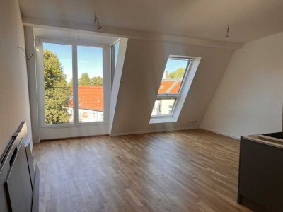 Exklusive, neuwertige 3,5-Raum-DG-Wohnung mit geh. Innenausstattung mit EBK in Berlin Reinickendorf