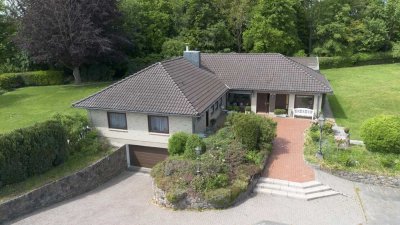 Alles auf einer Ebene! Winkelbungalow mit Poolhaus, PV-Anlage und neuer Wärmepumpe