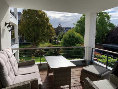 Neuwertig und sehr Zentral in Euskirchen mit Balkon, Küche, Garage