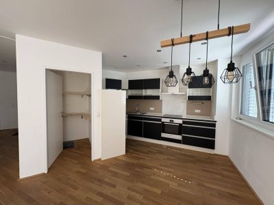 Großzügige 3 Zimmer Wohnung mit großer Terrasse