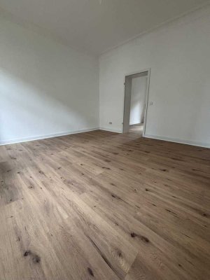 Wunderschöne 2-Zimmer-Altbauwohnung mit großer Wohnküche, großzügigem Südbalkon und Garten