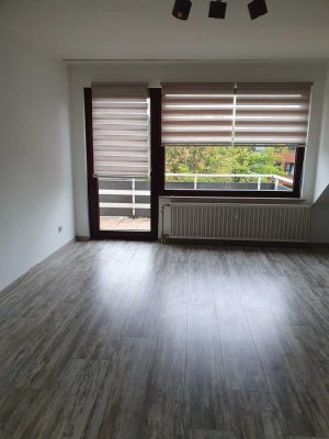 Helle 2,5-Zimmer-DG-Wohnung mit Balkon und EBK in Oberhausen