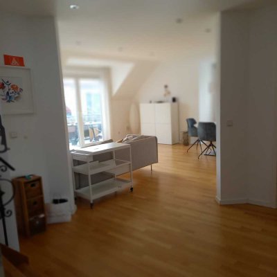 1200 €,100 m²,2 Zi. helle großzügige Maisonette-Wohnung ,EBK, Klimagerät, Balkon,kl. Wohneinheit