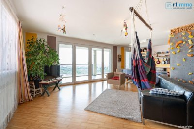 Himmelblau überall, 104m² mit über 23m² Freifläche auf 3,5 Zimmern. Atemberaubender Ausblick soweit das Auge reicht!