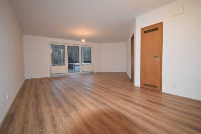 Helle Erdgeschoßwohnung mit großzügigem Wohnraum und Balkon