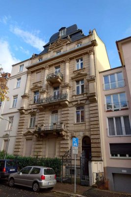 Exklusive Dachgeschosswohnung mit Skyline-Ausblick im begehrten Frankfurter Westend