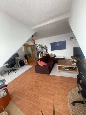 Zentrale Dachgeschoss-Wohnung mit Aufzug in Bahnhof Nähe !!