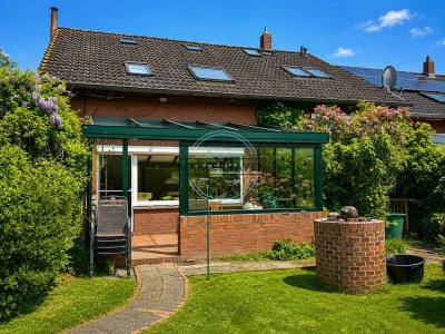 Charmantes Einfamilienhaus mit Sommergarten und großem Grundstück und Garage
