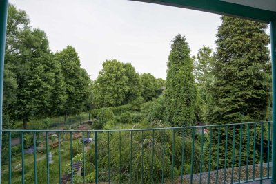 Frisch renovierte 2-Zimmer-Wohnung in Parknähe mit Balkon und Blick ins Grüne in Wersten