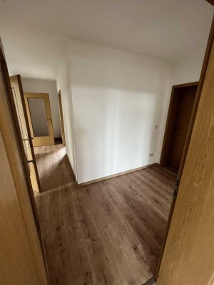 Erstbezug nach Renovierung - Helle und geräumige 3-RW mit Dusche und Badewanne