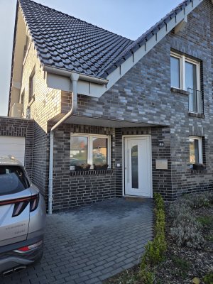 Moderne DHH mit Studio in guter Lage