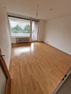 Gepflegte 1-Zimmer Whg., Erster Stock, Lift und Keller