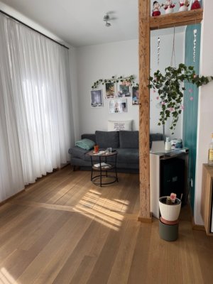 Eine sehr schöne und gepflegte Wohnung im Erdgeschoss. Bis zum Centrum sind ca.6 min. zu Fuß. Einkauf Möglichkeiten sind direkt um der Ecke.