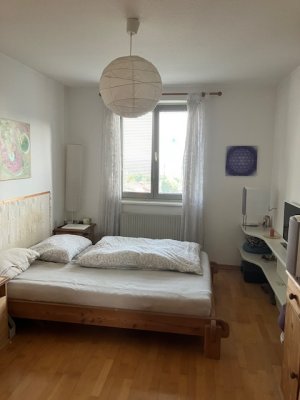 Biete Zimmer-Miete in großer Wohnung mit Fernblick im Grünen und Loggia