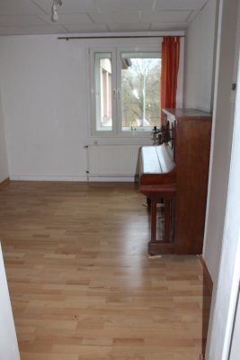 vermiete 2 Zimmer Wohnung mit Klavier