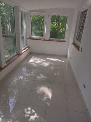 Schöne 4 Zimmerwohnung im EG mit Wintergarten, Einbauküche und Whirlpool.