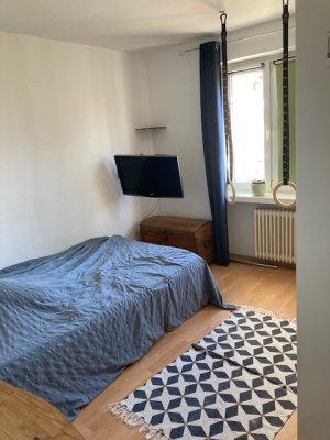 helles, sehr zentral gelegenes ZIMMER in 3-Zi-Whg mit Balkon für WOCHENENDHEIMFAHRER*IN / PENDLER*IN ~ room for weekenders / commuters only